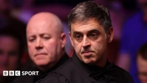 Read more about the article Ronnie O’Sullivan leads John Higgins; Mark Williams loses to Barry Hawkins at World Snooker Championship
