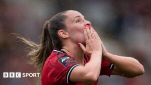 Read more about the article Ella Toone: Lionesses and Man Utd midfielder on grief, football and her wedding