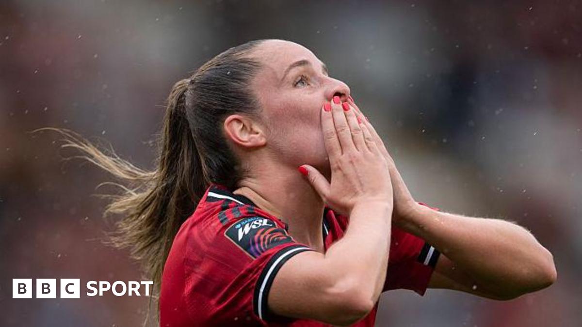 Read more about the article Ella Toone: Lionesses and Man Utd midfielder on grief, football and her wedding