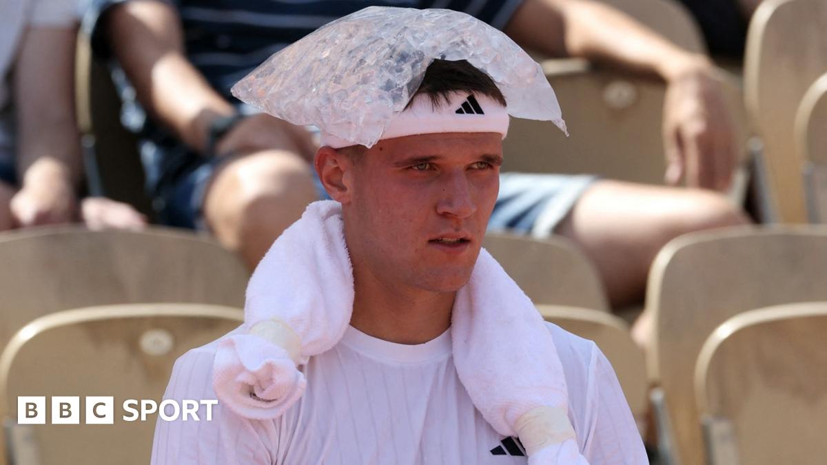 Read more about the article French Open 2026 results: Jakub Mensik collapses after win and Novak Djokovic swelters in Paris heat