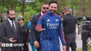 Read more about the article New York mayor Zohran Mamdani wears Arsenal kurta during Eid prayers