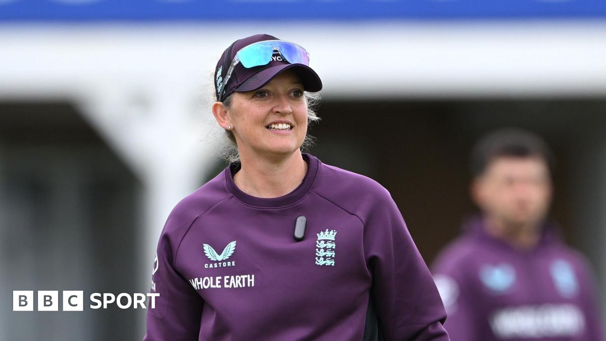 Read more about the article Sarah Taylor: Former wicketkeeper named England fielding coach in landmark appointment
