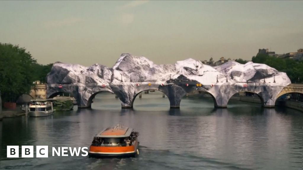 Read more about the article Timelapse footage shows giant ‘cave’ inflated over Paris bridge