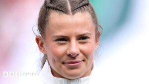 Read more about the article Zoe Harrison: Red Roses fly-half says smaller balls for WXV is ‘worst decision ever’